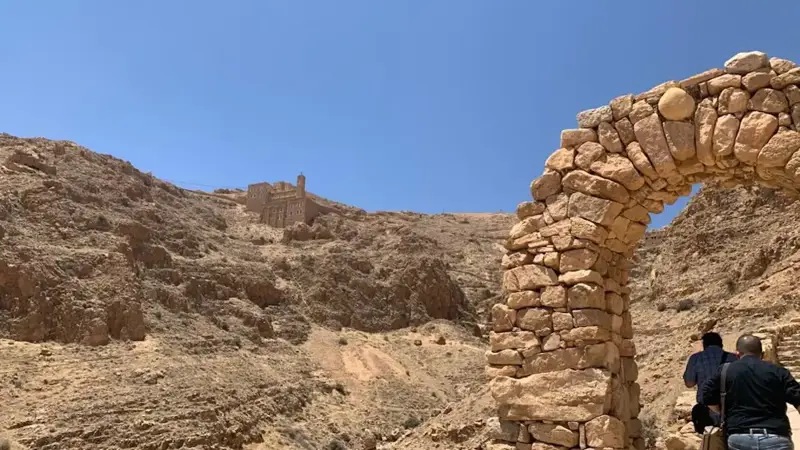 سحر وغموض.. "إرم نيوز" في مغاور جبال القلمون الشرقية بسوريا (صور)