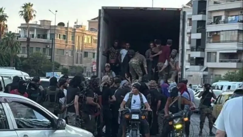 "شاحنات خضار" تنقل مقاتلي العشائر نحو السويداء (فيديو)