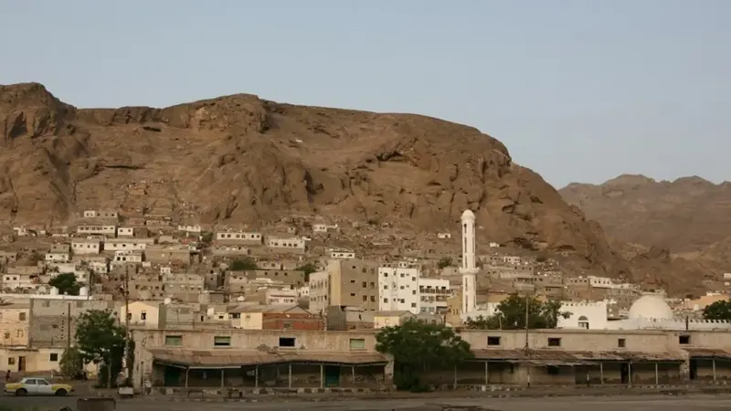 صحيفة يمنية تتساءل: من يحكم عدن؟