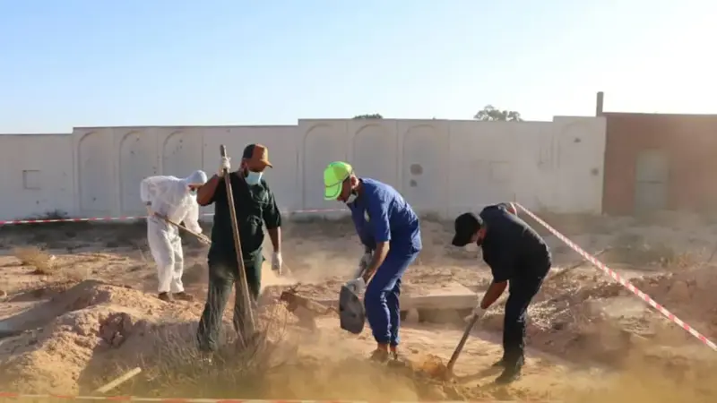 ليبيا.. استخراج 42 جثة مجهولة الهوية من مقبرة جماعية في سرت