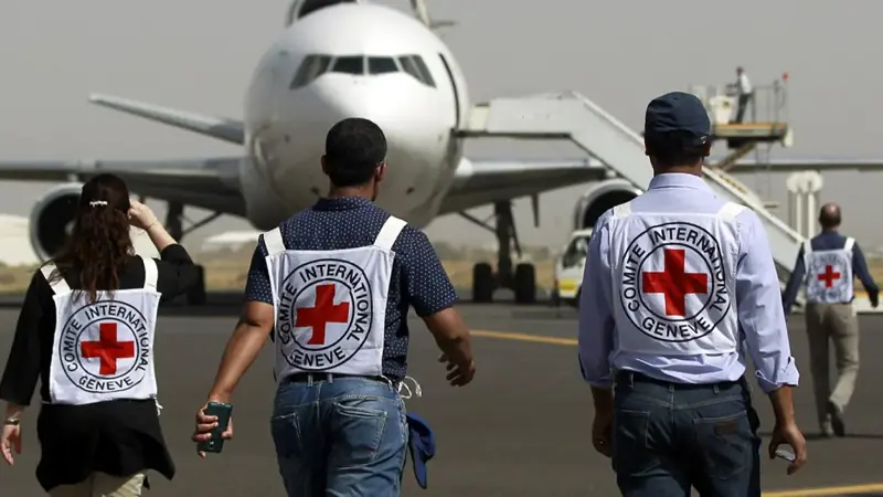 "الصليب الأحمر" ينقل 128 سجينًا حوثيًا من السعودية إلى صنعاء