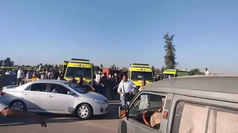 انقلاب حافلة يخلف قتيلاً و27 مصاباً في مصر (صور)