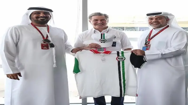 قميص وقبعة يحملان شعار "الإمارات 45" في سباق أبوظبي للفورمولا1
