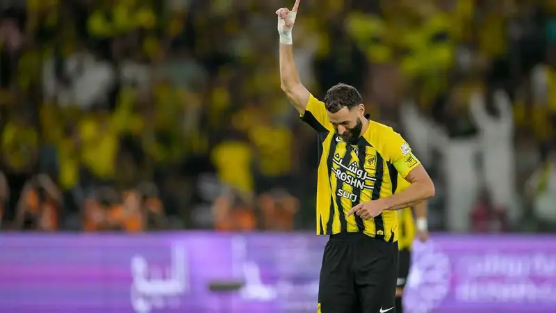 بنزيما يكشف سر استبداله أمام الفيحاء (فيديو)