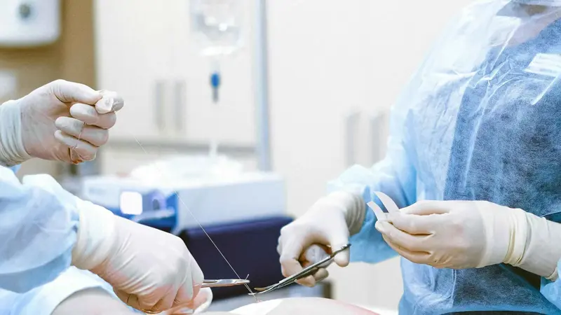 دراسة لبنانية.. هل يؤثر استخدام اليد اليسرى على أداء الجراحين؟