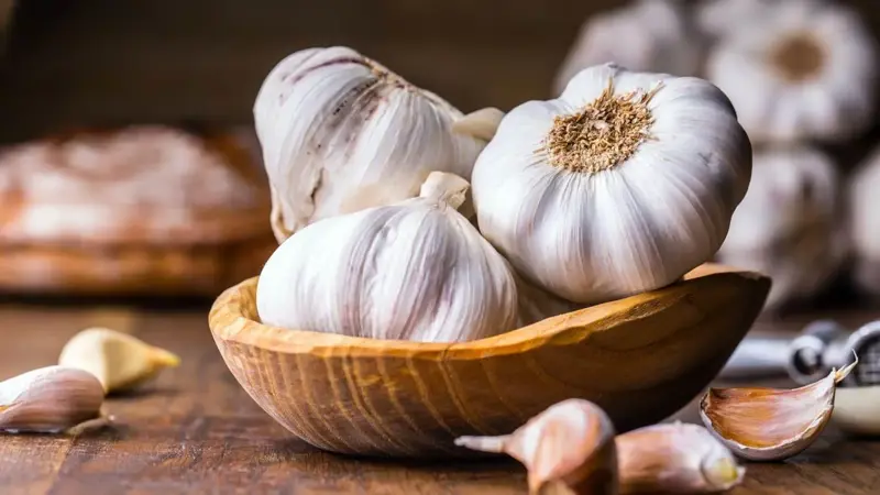 يدعم صحة القلب.. فوائد تناول الثوم النيء يومياً