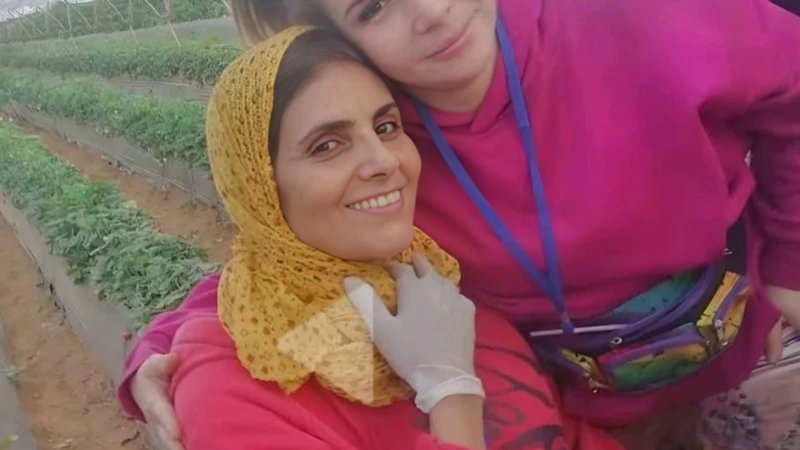 ما حقيقة عمل الممثلة المغربية فاطمة عاطف في حقول الفراولة؟
