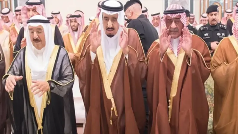 الملك سلمان يشارك بصلاة الجنازة على سعود الفيصل