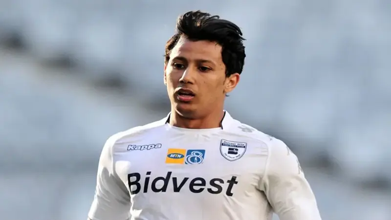 عمرو جمال مهاجم النادي الأهلي المصري يحسم موقفه من الانضمام إلى الزمالك
