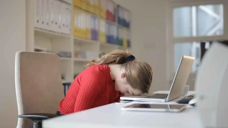 علامات خفية للإرهاق قد تستنزف طاقتك بهدوء