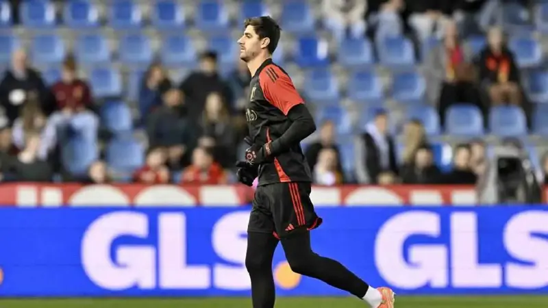"كورتوا" يفجر مخاوف ريال مدريد