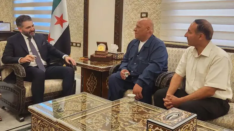 موظفان سوريان مغموران يتحولان إلى بطلين وطنيين (صور)