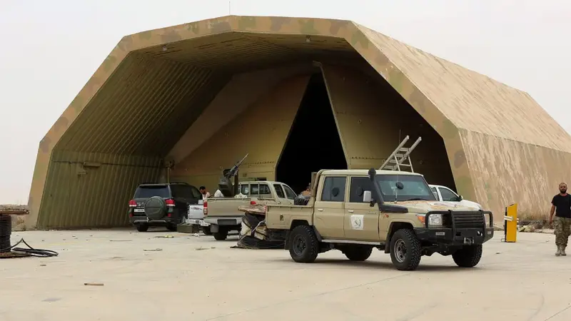 وزير الداخلية الليبي ينفي وجود "إرهابيين" في قاعدة الوطية