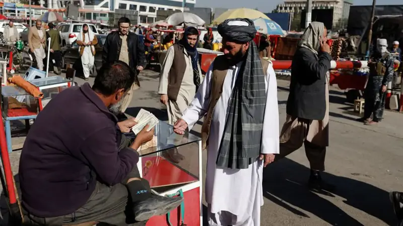 طالبان تمنع الأفغانيين من استخدام العملات الأجنبية