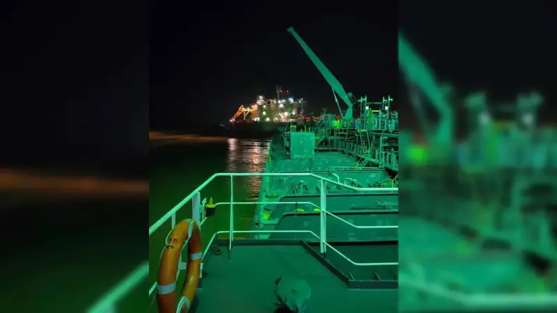 نجاح تعويم السفينة "انفينيتي في" بعد جنوحها بقناة السويس