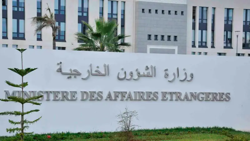 الجزائر توقف العمل باتفاق "الإعفاء من التأشيرة" مع فرنسا