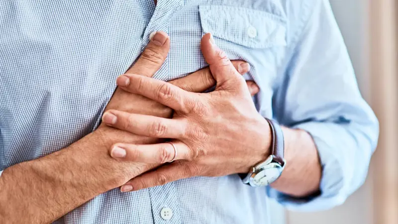 3 أعراض قد تكشف عن انسداد شرايين القلب