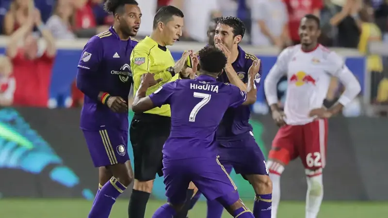 "تقنية الفيديو" تتسبب في تلقي كاكا أغرب حالة طرد في الدوري الأمريكي (فيديو)