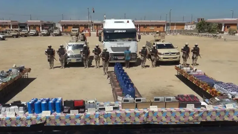 الجيش المصري يحبط عملية تهريب "ضخمة" لمواد متفجرة بالسويس (صور)