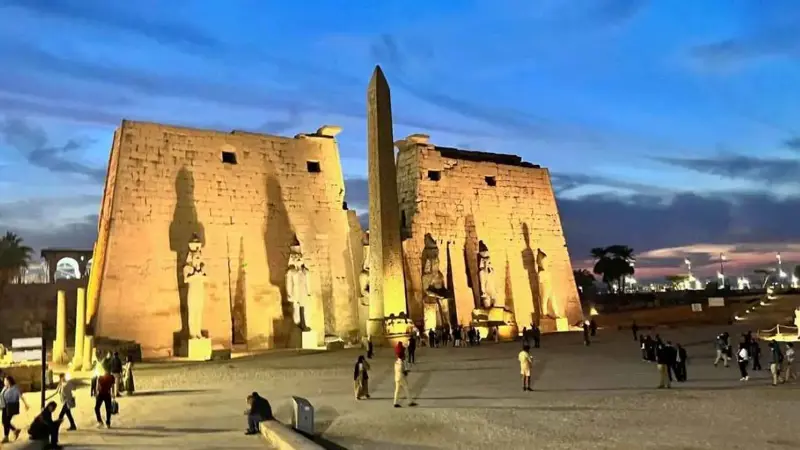 في ساحة المعابد.. الأقصر تحتضن أضخم مائدة إفطار رمضانية بمصر
