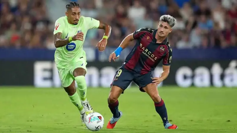 تقييم كارثي لحكم مباراة برشلونة وليفانتي