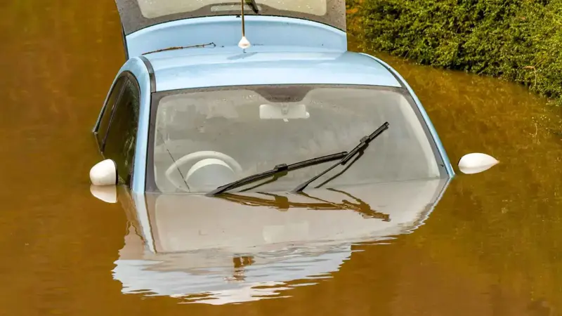 جرفت السيول سيارتهم.. وفاة 4 يمنيين من أسرة واحدة (صورة)
