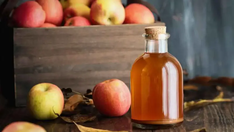 خل التفاح "نجم" مواقع التواصل.. علاج سحري أم معلومات مضللة؟