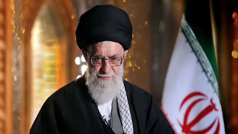 معارض إيراني يتحدى خامنئي ويطالب ببث فيديو للقاء بينهما