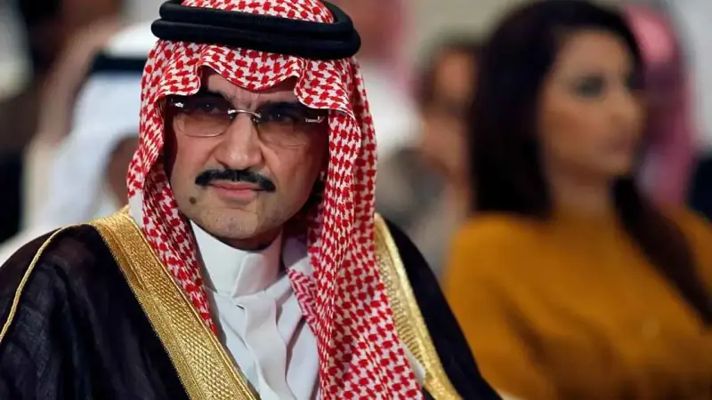 الوليد بن طلال يثبت لياقته البدنية بركضه خلف حفيداته (فيديو)
