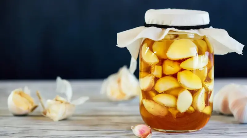 الثوم بالعسل.. أحدث علاج منزلي للإنفلونزا 