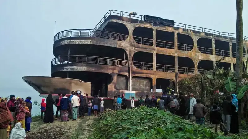 مصرع 32 شخصا إثر حريق عبّارة في بنغلاديش