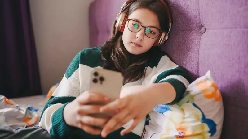"أنا أحزن بطريقة مختلفة".. ترند "تيك توك" يثير مخاوف بشأن صحة المراهقين