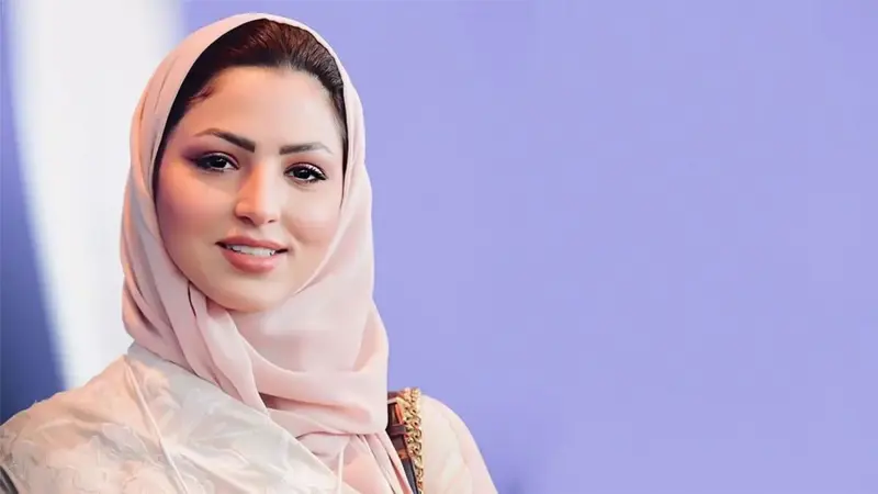 الإعلامية السعودية نصرة الحربي تخلع الحجاب أمام متابعيها على "سناب شات"
