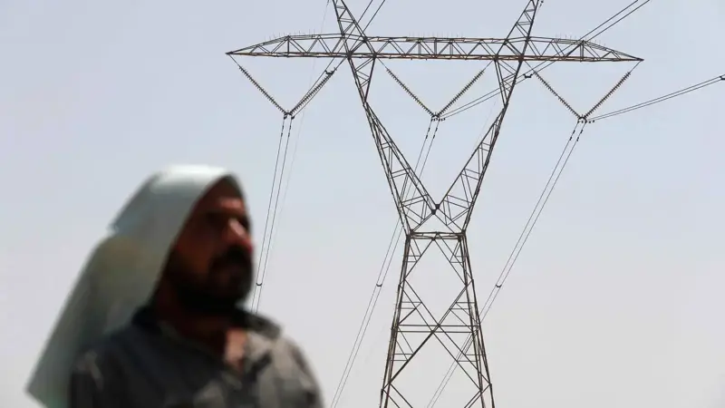 بدء عودة الكهرباء إلى العراق تدريجيا بعد انقطاع طارئ