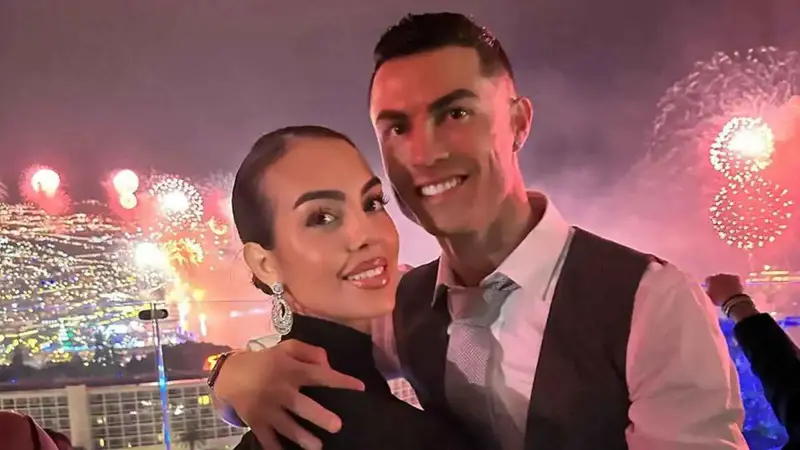 هدية السنة الأولى.. كريستيانو رونالدو يفاجئ متابعيه بحفل خيالي