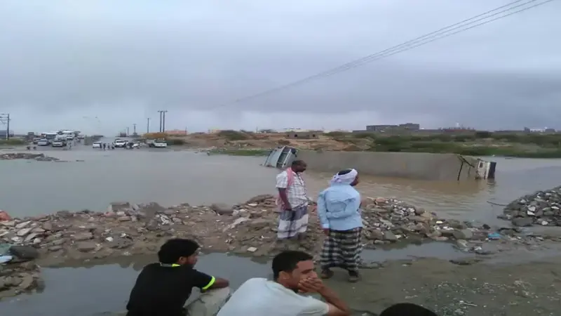 مياه الأمطار تغمر شوارع مدينة المكلا اليمنية (فيديو وصور)