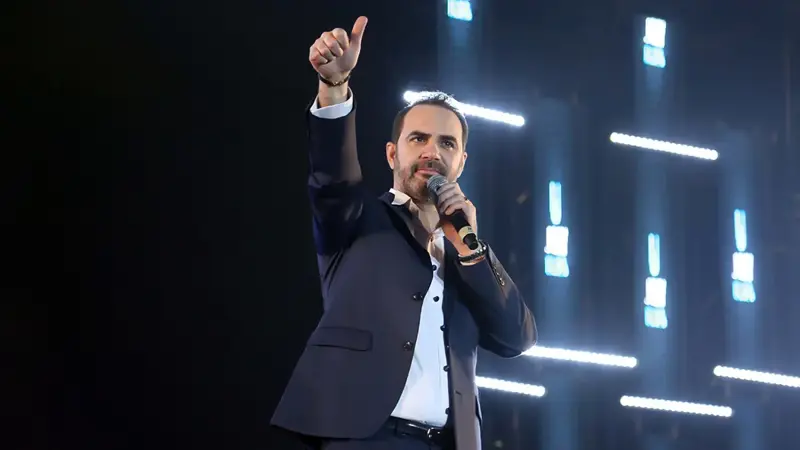 وائل جسار وزوجته يخطفان الأنظار برقص الدبكة في تظاهرات لبنان ‎