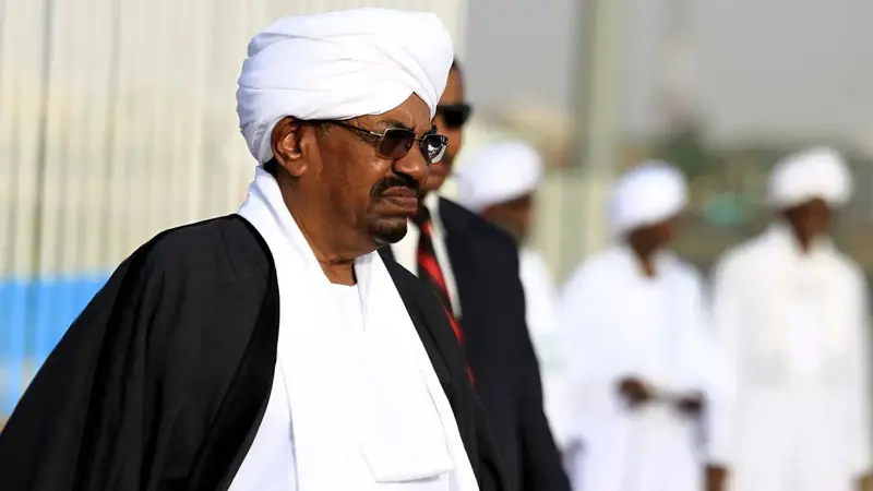 حزب الترابي يطالب بتسليم "البشير" للمحكمة الجنائية الدولية
