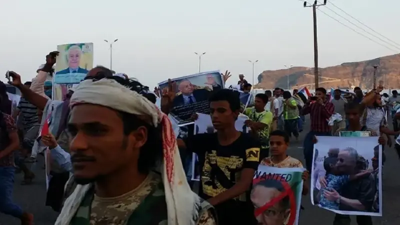 بالصور.. محتجون في عدن يطالبون بإقالة الحكومة اليمنية والتمسك بالمفلحي‎