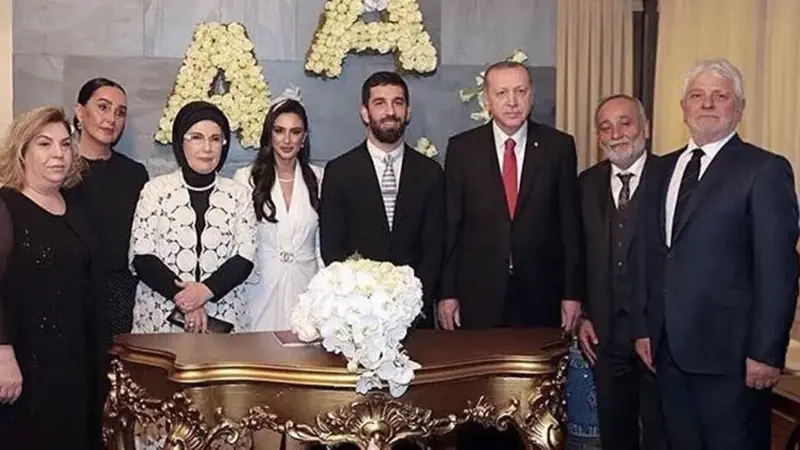 أردا توران يعقد قرانه والرئيس التركي أردوغان شاهد على الزواج 