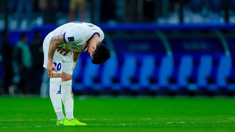 في مشهد مؤثر.. نجم الغرافة ينحني ويبكي أمام جماهير الهلال (فيديو)
