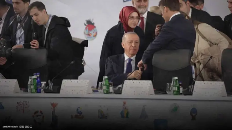 أردوغان يربك ماكرون.. مصافحة تتحول إلى معركة دبلوماسية