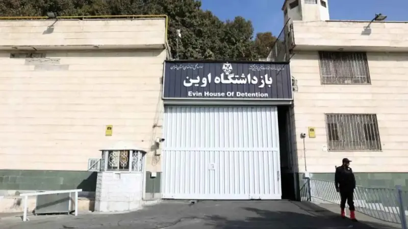 إسرائيل تهاجم سجن إيفين الإيراني.. وساعر يعلق: "تحيا الحرية"