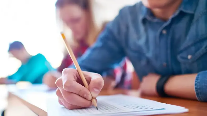 العراق.. سؤال "غامض" في امتحانات مفصلية يثير ضجة بين الطلاب