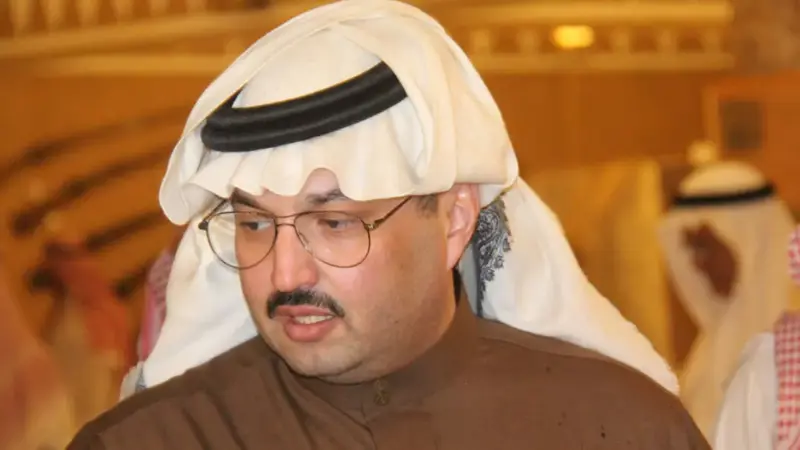 بـ"بشت" والده.. الأمير تركي بن طلال يكرم ضابطا سعوديا أصيب على الحدود مع اليمن (فيديو)