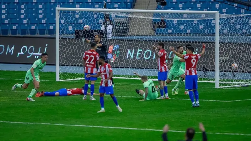 أتلتيك بيلباو يقلب تأخره ويطيح بأتلتيكو مدريد من كأس السوبر الإسباني