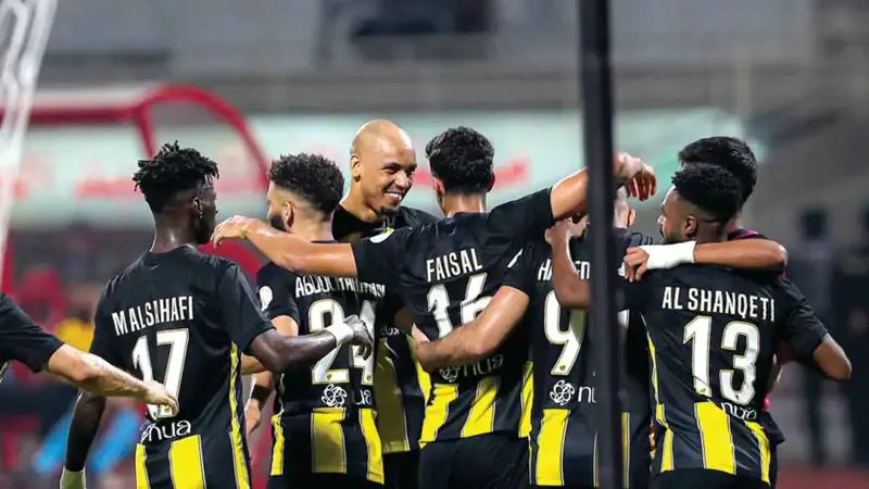 بعد الغضب الجماهيري ضده.. نجم الاتحاد السعودي يقترب من الشباب