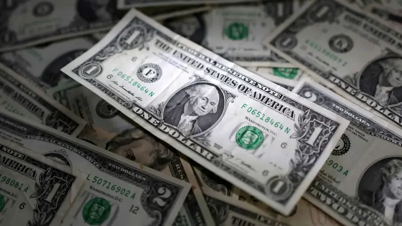 تراجع طفيف للدولار بعد تخفيض تصنيف أمريكا الائتماني