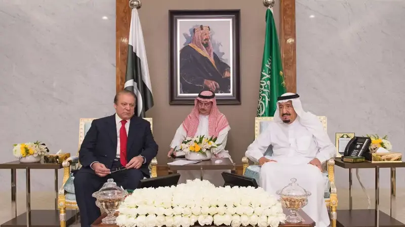 بالصور.. الملك سلمان يستقبل رئيس وزراء باكستان في جدة