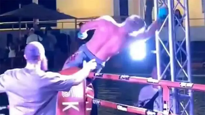 لحظات صادمة.. مصباح كهربائي يصعق ملاكما أثناء الاحتفال بفوزه (فيديو)